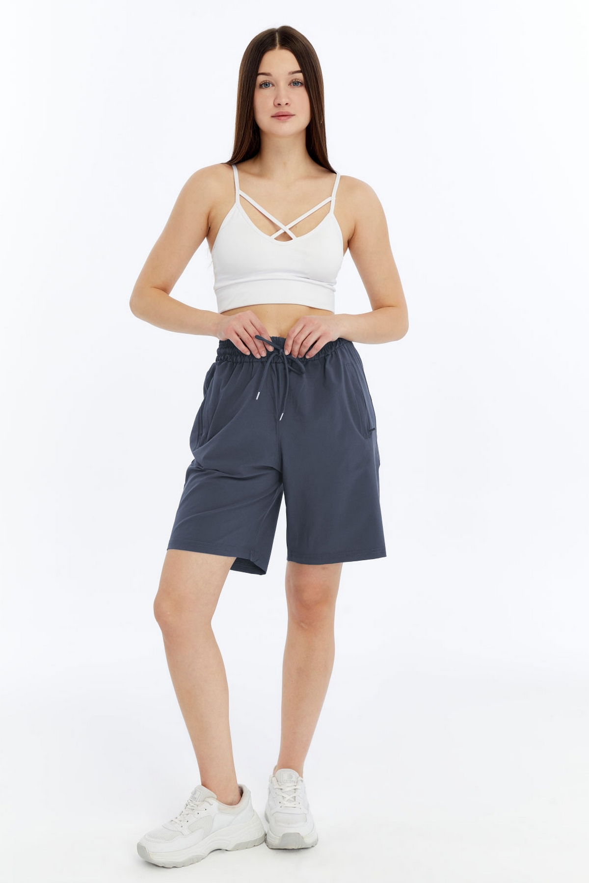 7 Kadın Oversize Paraşüt Kumaş Fleto Cepli Şort - Füme - Görsel 1